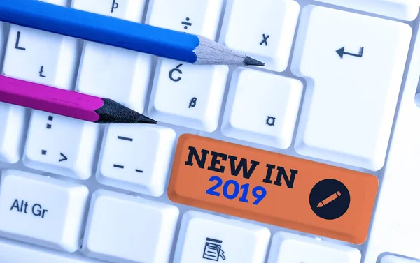 Foto de negócios mostrando o que estará esperando ou nova criação para o ano 2019 Teclado pc branco com papel de nota acima do fundo branco . — Fotografia de Stock