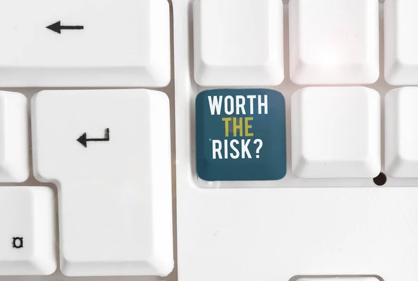 Escrita de mão conceitual mostrando Worth The Risk Question. Foto de negócios mostrando perguntando se determinada ação equilibrada com sua reação Teclado pc branco com papel de nota acima do fundo branco . — Fotografia de Stock