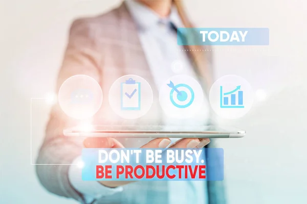 Conceptueel handschrift met Don T Be Busy Be Productive. Zakelijke foto showcasing Efficiënt werken Organiseer uw schema tijd Vrouwelijke menselijke slijtage formele werkpak presenteren slimme apparaat. — Stockfoto