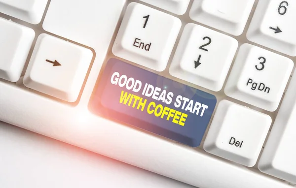 Gute Ideen beginnen beim Kaffee. Konzept bedeutet, dass Koffeinliebhaber den Tag damit beginnen, mehr weiße PC-Tastatur mit leerem Notizpapier über weißem Hintergrund zu tun. — Stockfoto