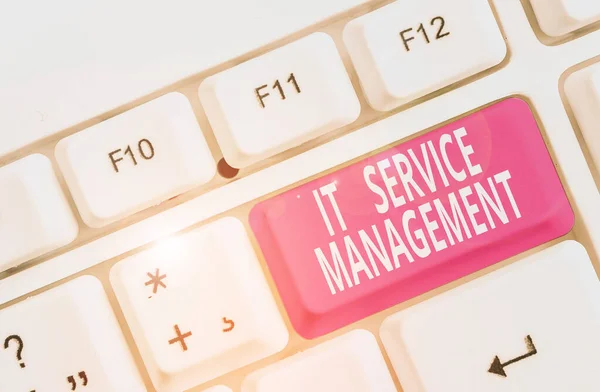 Texto de escritura de palabras It Service Management. Concepto de negocio para la actividad dirigida por las políticas Ciclo de vida de la tecnología Teclado de PC blanco con papel de nota vacío sobre el espacio de copia de la tecla de fondo blanco . — Foto de Stock