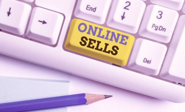 İnternetten satılan sözcük yazarlığı metni. Satıcılar için iş konsepti beyaz arkaplan anahtar alanının üzerinde boş not kağıdıyla İnternet üzerinden doğrudan mal veya hizmet satar.