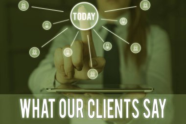 Müşterilerimizin el yazısı metni. Konsept, ürünün tanıtımı ya da geri bildirimi anlamına gelir. Kadın akıllı aygıt kullanılarak sunum sunumu için resmi iş elbisesi giyer..