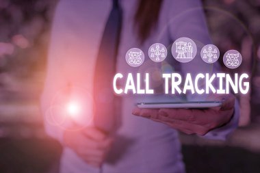 Call Tracking 'i gösteren kavramsal el yazısı. Organik Arama Motoru Dijital Reklam Dönüşüm Göstergesi Sunum Akıllı Cihazı sunan iş elbisesi giyen bir kadın.