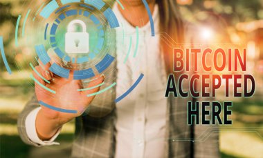 El yazısı Bitcoin Burada Kabul Edildi. Kavram demek, kripto para birimleriyle bir şeyler satın alabilirsiniz demek. Kadın giyimi, sunum sunumu için resmi iş elbisesi. Akıllı aygıt kullanın..