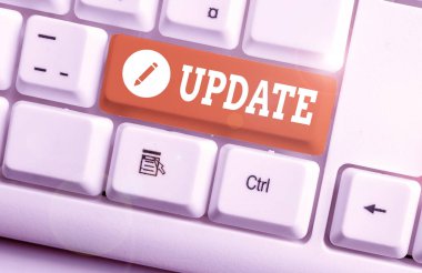 Kelime yazma güncellemesi. Yeni bilgi ekleyerek veya düzeltmeler yaparak beyaz arkaplan anahtar alanının üzerinde boş not kağıdı bulunan beyaz pc klavye tarihine kadar.