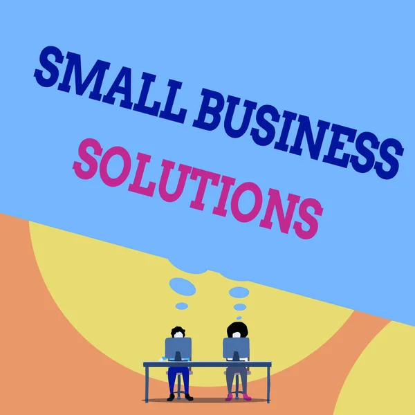 Tekstbord met Small Business Solutions. Conceptuele foto een bedrijf om specifieke handelsproblemen op te lossen Twee mannen achter een bureau elk een laptop delen lege gedachte zeepbel. — Stockfoto