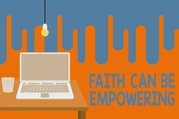 Tulisan kata Faith Can Be Empowering. Konsep bisnis untuk Kepercayaan dan Percaya pada diri sendiri bahwa kita dapat melakukannya Tampilan depan laptop terbuka yang terletak pada bola lampu meja kayu yang jatuh dari kaca . — Stok Foto