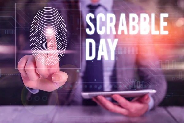 Texte indiquant Scrabble Day. Photo conceptuelle par jour pour célébrer le jeu de société populaire créé en 1938 Femme porter costume de travail formel présentant la présentation en utilisant un appareil intelligent . — Photo