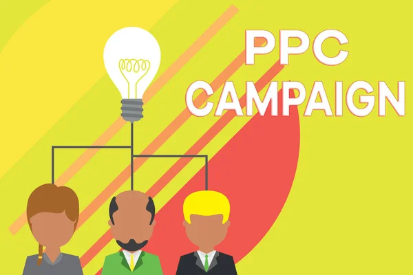 Handschrift tekst schrijven Ppc campagne. Concept betekent gebruik van pc om hun producten en diensten te promoten Groep drie uitvoerende personen delen idee icoon. Vergadering van het opstartteam. — Stockfoto