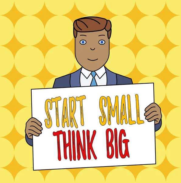 Escrita de mão conceitual mostrando Iniciar Small Think Big. Texto da foto de negócios Iniciar com poucas coisas tem algo grande em mente Homem sorridente Segurando Suit Poster Board na frente de si mesmo . — Fotografia de Stock