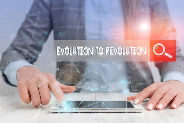 Handstilstext som skriver Evolution To Revolution. Begreppet innebär anpassning till levnadssätt för varelser och huanalysiss Kvinnliga mänskliga slitage formell arbetsdräkt presentera presentation använda smart enhet. — Stockfoto