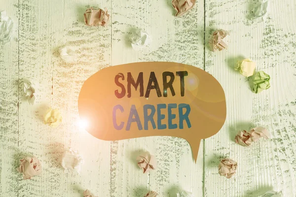 Konceptualne pismo pokazujące Smart Career. Biznes zdjęcie tekst praca lub zawód, który został przeszkolony dla ekspertów na ten temat Kolorowe mowy bańki papierowe kulki drewniane rustykalne tło vintage. — Zdjęcie stockowe