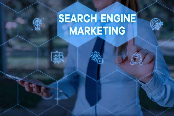 Texto de escritura a mano Search Engine Marketing. Concepto que significa promover la visibilidad del sitio web en las páginas de resultados buscados Mujer llevar traje de trabajo formal que presenta la presentación utilizando un dispositivo inteligente . — Foto de Stock