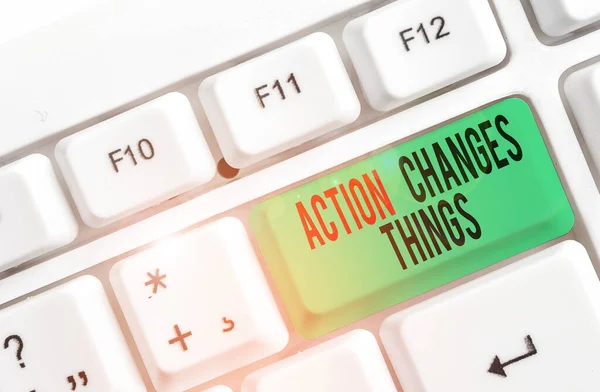 Texte montrant Action Change Things. La photo conceptuelle faisant quelque chose reflétera d'autres choses Réaction Clavier pc blanc avec papier de note vide au-dessus de l'espace de copie de clé de fond blanc . — Photo