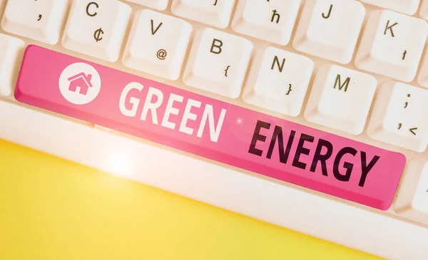 Escribiendo nota mostrando Energía Verde. El escaparate de fotos de negocios proviene de fuentes naturales y no daña el ecosistema Teclado blanco para PC con papel de nota sobre el fondo blanco . —  Fotos de Stock