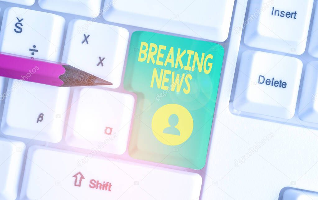 Writing note showing Breaking News. Business photo showcasing Special Report Announcement Happening Current Issue Flashnews White pc keyboard with note paper above the white background.