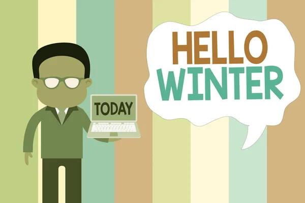 Текстовый знак "Hello Winter". Концептуальные фото холодное время года в полярных и умеренных зонах Стоящий мужчина в костюме в очках, держа открытый ноутбук фото . — стоковое фото