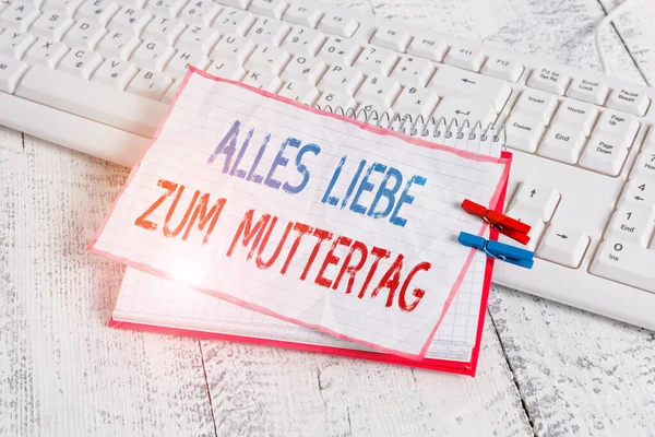 Wortschreibtext alles liebe zum Muttertag. Businesskonzept für glückliche Muttertage Liebe gute Wünsche Zuneigung Notizbuch Papier Erinnerung Wäscheklammer gestecktes Blatt weiße Tastatur leicht hölzern. — Stockfoto