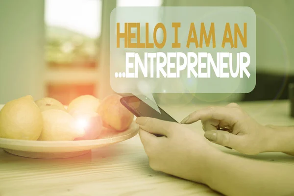 Texto de escritura de palabras Hello I Am An Entrepreneur. Concepto de negocio para demostrar quién establece una empresa o una mujer startups utilizando dispositivos tecnológicos de suministros de oficina de teléfonos inteligentes dentro del hogar . — Foto de Stock