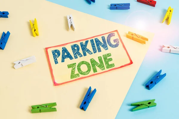 Píšu poznámku ukazující parkovací zónu. Obchodní fotografie ukazující místo, kde automobil může být zaparkovat Dovoleno zaparkovat barevné prádlo pin papír připomínka se žlutou modrou pozadí. — Stock fotografie