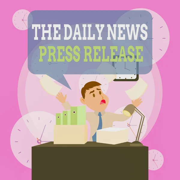 Schrijfbriefje met The Daily News Persbericht. Zakelijke foto presentatie aankondigen groot nieuws of spreken met het tonen van Man Manager rommelige werkruimte overloop tijd tekort. — Stockfoto