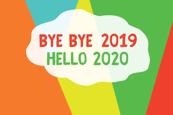 Концептуальный почерк, показывающий Bye Bye 2019 Hello 2020. Текст бизнес-фото Начиная с нового года Мотивационное сообщение 2019 над геометрическими треугольниками фона для бизнес-презентаций Web . — стоковое фото