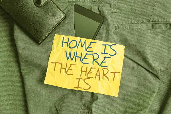 Note d'écriture montrant Home Is Where The Heart Is. Photo d'affaires mettant en valeur votre maison est l'endroit où vous vous sentez à l'aise et heureux appareil Smartphone à l'intérieur pantalon poche avant avec portefeuille . — Photo