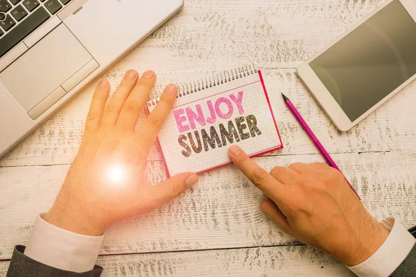 Texto de caligrafia Enjoy Summer. Conceito significado fazer uma pausa da escola e passar férias na praia . — Fotografia de Stock