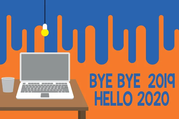 Texto de escritura de palabras Bye Bye 2019 Hello 2020 Concepto de negocio para iniciar un nuevo año El mensaje motivacional 2019 ha terminado Vista frontal portátil abierto tumbado en una bombilla de escritorio de madera vidrio que cae . —  Fotos de Stock