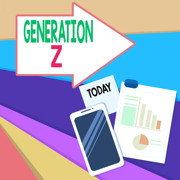 Escritura a mano Escritura de texto Generación Z. Concepto que significa nombre para la generación de niños después de los millennials Diseño Smartphone Off Sticky Notes Portapapeles con gráfico de barras y gráfico de tartas . —  Fotos de Stock