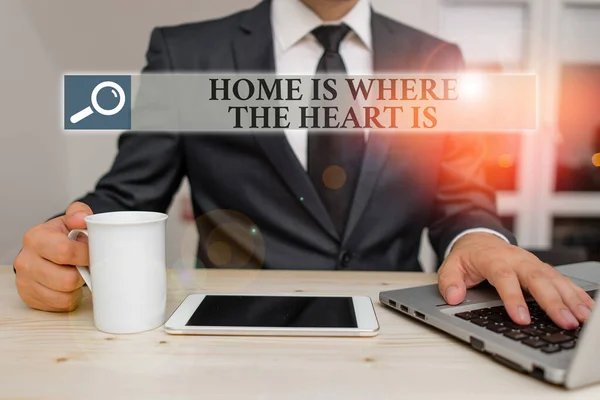 Ecriture conceptuelle montrant Home Is Where The Heart Is. Texte de la photo d'affaires Votre maison est où vous vous sentez à l'aise et heureux . — Photo