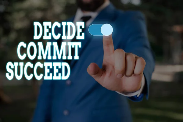 Signo de texto que muestra Decide Commit Succeed. Objetivo de logro de la foto conceptual viene en tres pasos Alcance sus sueños Traje de trabajo formal de desgaste humano masculino que presenta la presentación utilizando un dispositivo inteligente . — Foto de Stock