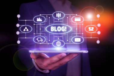 Kelime yazma metin günlüğü. Düzenli olarak güncellenen web sitesi veya web sayfası için iş konsepti bir kişi veya grup tarafından işletilen erkek giyimi resmi iş giyimi sunumu akıllı aygıt kullanarak sunumu.