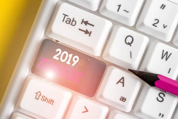 Nota de escritura mostrando Resumen 2019. Foto de negocios mostrando breve comprensivo especialmente cubriendo los puntos principales del teclado blanco de la PC 2019 con el papel de nota sobre el fondo blanco . — Foto de Stock