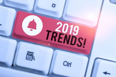 2019 Trendlerini gösteren metin işareti. Bir şeyin beyaz arka plan tuşu kopyalama alanının üzerinde boş not kağıdıyla beyaz bilgisayar klavyesi geliştirdiği veya değiştirdiği kavramsal fotoğraf genel yönü.