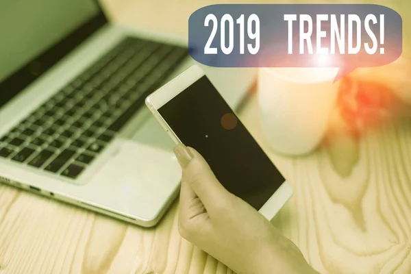 Znak tekstowy pokazujący tendencje 2019. Koncepcyjne zdjęcie ogólny kierunek, w którym coś się rozwija lub zmienia kobieta laptop komputer smartphone kubek biuro dostarcza urządzeń technologicznych. — Zdjęcie stockowe