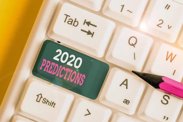 Написання записки, що показує прогнози 2020 року. Бізнес-фотографії, що показують твердження про те, що, на вашу думку, станеться в 2020 році Біла клавіатура ПК з папером для нотаток над білим тлом . — стокове фото