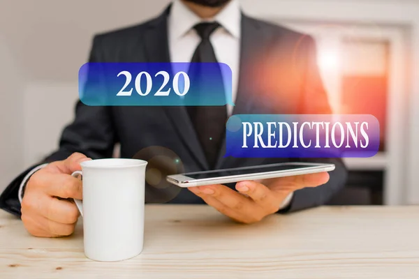 Nota di scrittura che mostra le previsioni 2020. Business photo showcase dichiarazione su ciò che si pensa accadrà nel 2020 Maschio abbigliamento umano abiti formali uso attuale smartphone hitech . — Foto Stock