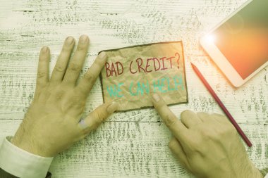 El yazısıyla Kötü Kredi Sorusu Yazarak Yardım Edebiliriz. Konsept, kredi aldıktan sonra yardım teklif etmek anlamına gelir. Sonra yazma ekipmanı ve modern akıllı telefon aygıtının yanında el ele tutuşma kağıdı reddedildi..