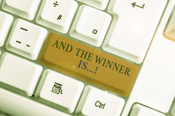 Ord skrivning text och vinnaren är. affärsidé för att tillkännage vem som fick första plats på tävling eller tentamen vit PC tangentbord med tomt anteckningspapper ovanför vit bakgrund nyckel kopiera utrymme. — Stockfoto