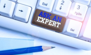 Ask An Expert 'ı gösteren kavramsal el yazısı. İş fotoğrafı metni beyaz arkaplanın üzerinde nota kağıdı olan bilgili ya da bilgili Beyaz PC klavyesi olan birine danışın.