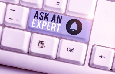 Uzmana Sorun'u gösteren metin işareti. Kavramsal fotoğraf beyaz arka plan tuşu kopyalama alanı üzerinde boş not kağıdı ile bir şey veya bilgili Beyaz pc klavye hakkında beceri ye danışın.