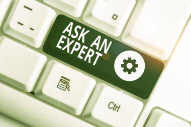 Uzmana Sor'u gösteren not yazma. İş fotoğraf vitrin beyaz arka plan üzerinde not kağıdı ile bir şey veya bilgili Beyaz pc klavye hakkında beceri ye sahip birine danışın.