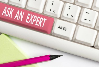 Uzmana Sorun'u gösteren metin işareti. Kavramsal fotoğraf beyaz arka plan tuşu kopyalama alanı üzerinde boş not kağıdı ile bir şey veya bilgili Beyaz pc klavye hakkında beceri ye danışın.