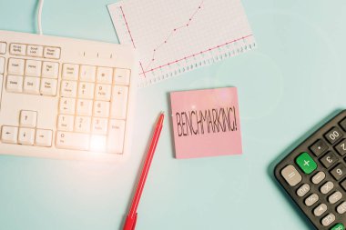 Metin yazma kriterleri. Bir şeyi standart veya puanlarla karşılaştırmak için iş konsepti Kağıt mavi masa bilgisayar klavyesi çalışma defteri çizelgesi notları.