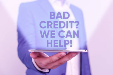 Kötü Kredi Sorusu Yardım Edebiliriz 'i gösteren bir not yazıyorum. Kredi aldıktan sonra yardım teklif eden iş fotoğrafı gösterimi. Sonra da mavi süitteki ve beyaz gömlekli adamın elinde cep telefonu var..