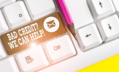 Kötü Kredi soru biz Yardımcı olabilir gösteren not yazma. Olumlu ödeme geçmişi elde etmek için yardım Business photo vitrinbeyaz arka plan üzerinde not kağıdı ile Beyaz pc klavye.