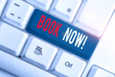 Şimdi Kitap'ı gösteren not yazma. Zaten beyaz arka plan üzerinde not kağıdı ile Beyaz pc klavye satın almış çünkü yer olması garanti İş fotoğraf vitrin.