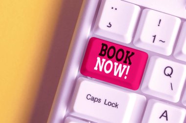 Kavramsal el yazısı şimdi kitabı gösteriyor. İş fotoğrafı metninin yeri garanti çünkü beyaz arkaplanının üzerinde nota kağıdı olan beyaz pc klavye satın almışsınız..